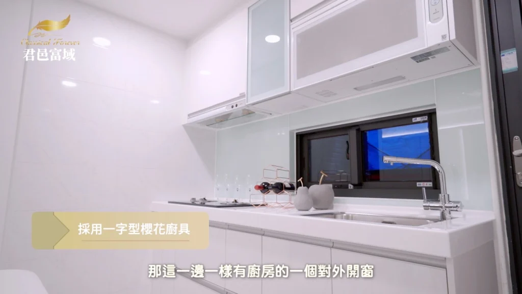 君邑富域a kitchen with a window and a window